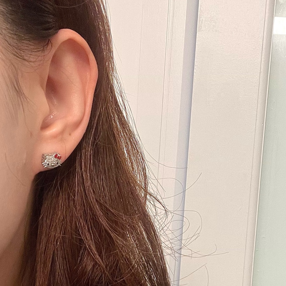 New) Hello Kitty Dia Stud Earrings - Picture 6 of 6